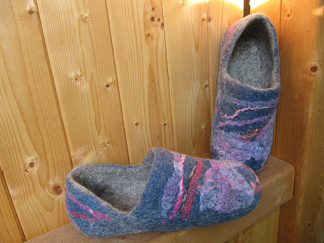 felted slippers - blue1)