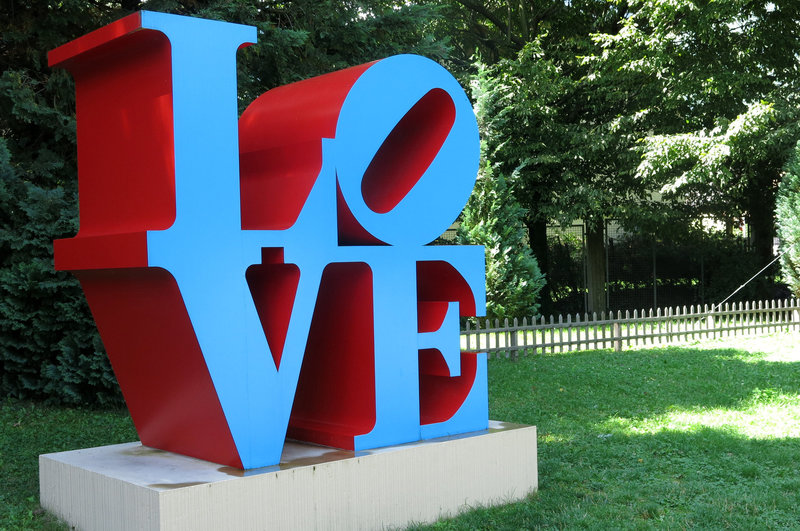 Love - 1928 - polychrome aluminium (Robert Indiana, 1966-1998)