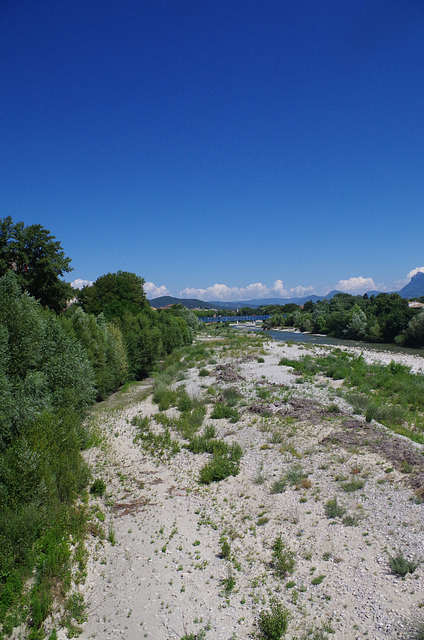 la rivière Drôme. En arrière plan le Vercors