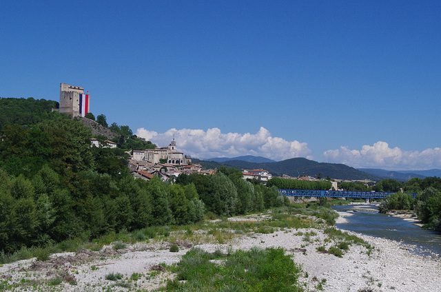 la rivière Drôme et la tour de Crest.