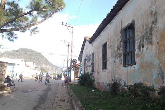 Ceda el paso / Cédez le passage.