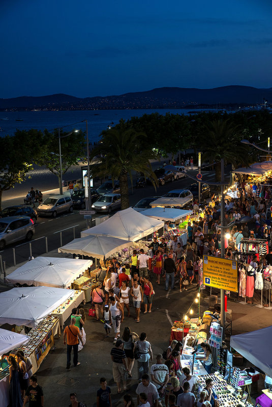 FREJUS: Marché nocture boulevard de la Libération.