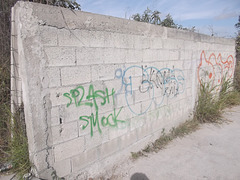 Tags sur ciment / Cement graffitis.