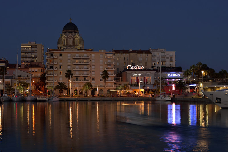 Saint-Raphaël: Le port de nuit.05