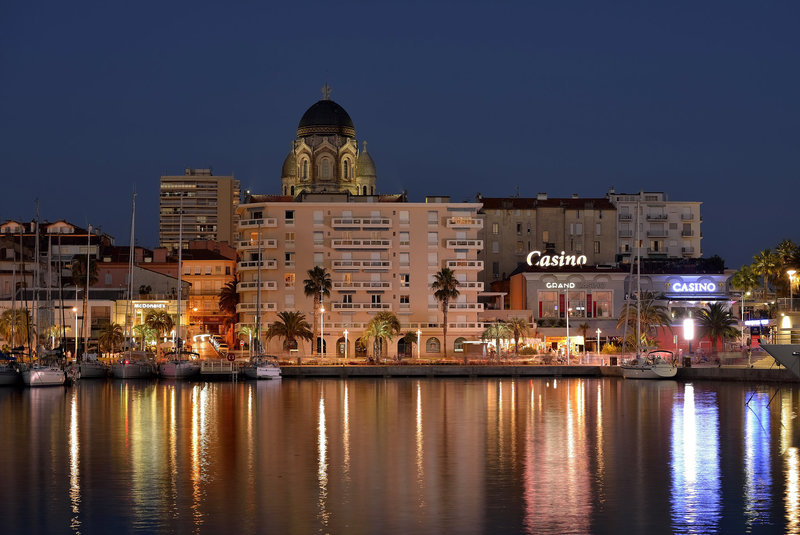 Saint-Raphaël: Le port de nuit.07