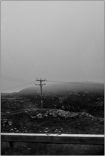 Poteau dans la brume.