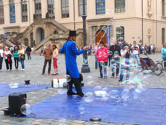 Seifenblasen - vor der Frauenkirche in Dresden