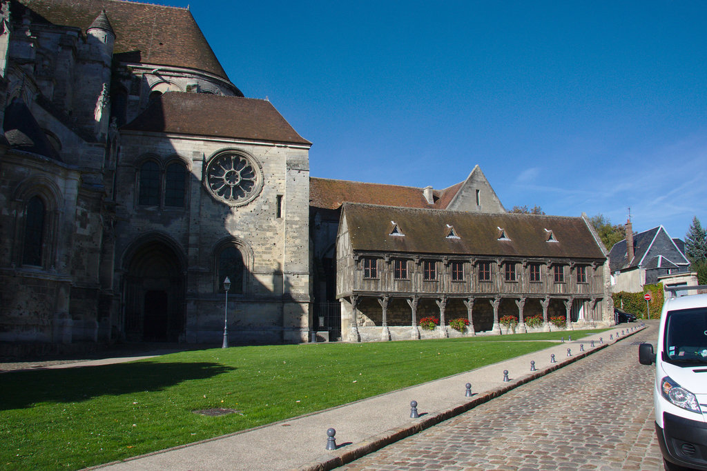 Rear side of the cathedral and the episcopal library