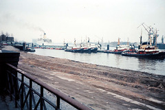 Hafen Hamburg  Schlepper u. Englandfähre