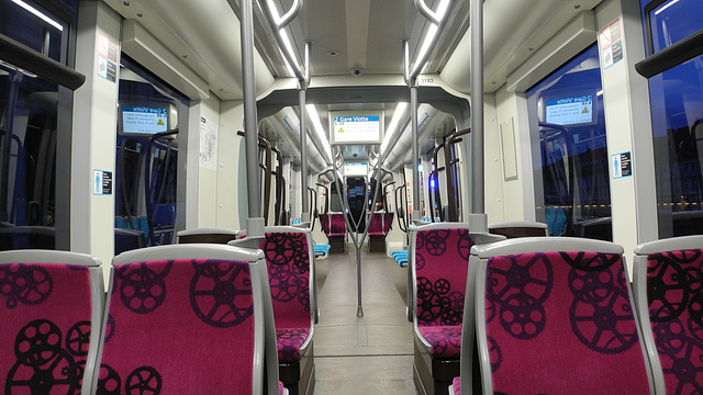 BESANCON: 2014.08.31 Inauguration du Tram: Intérieur d'un tram.01