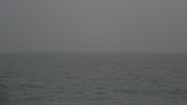 Entre  brume et  brouillard .....un voilier à l'horizon