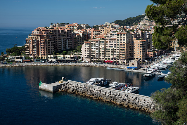 MONACO: Vue du port de Fontvieille depuis les jardins du musée océanographique. 01