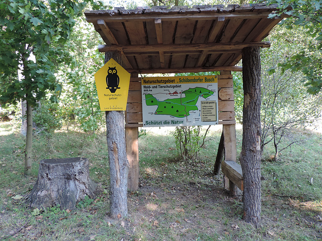 Unterstand mit Bank im Naturschutzgebiet