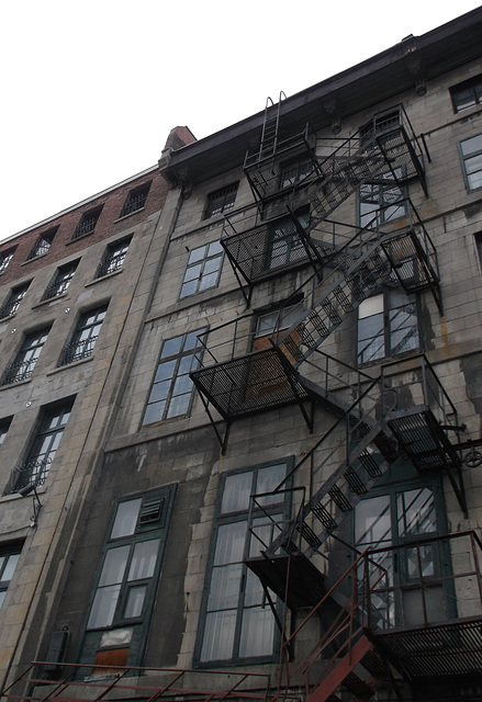 Escaliers de secours / Fire escapes.