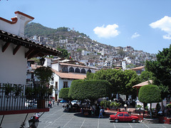 Mountain houses view / Une montagne densément peuplée.