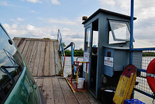 reedham chain ferry, norfolk suffolk border