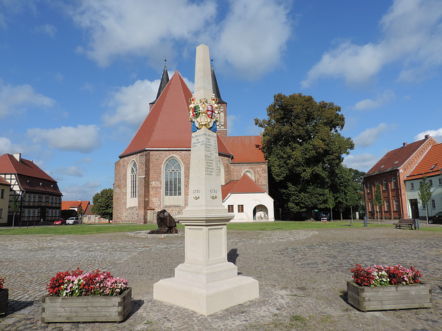 Postmeilensäule Baruth /4 - im Hintergrund Kirche St.Sebastian