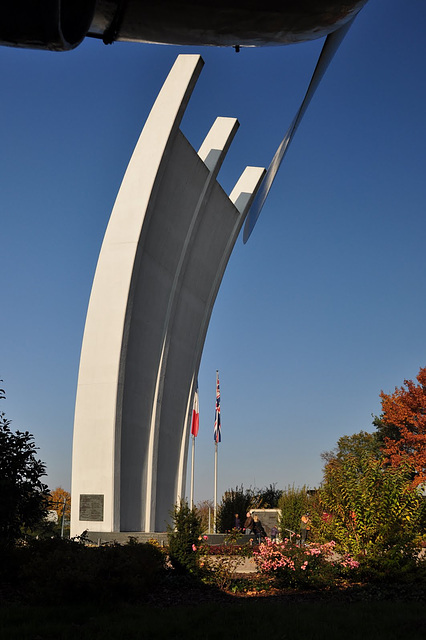 Die Hungerkralle  Luftbrückendenkmal