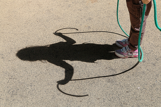 Petite fille à la corde à sauter