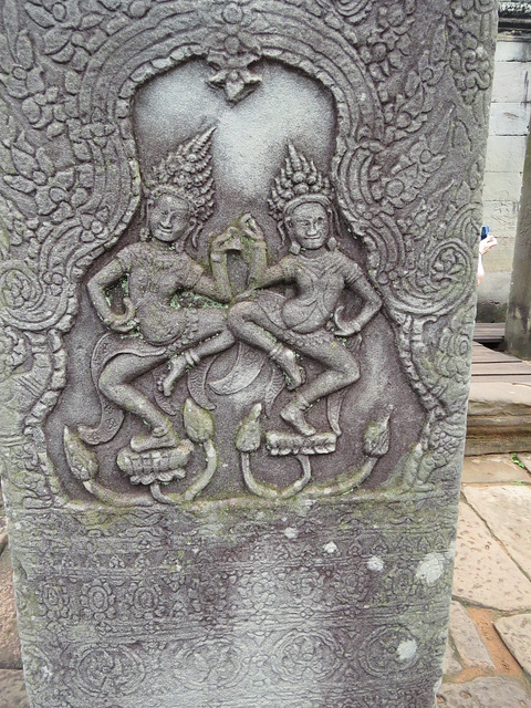 Bayon : Asparas dansant sur des fleurs de lotus.