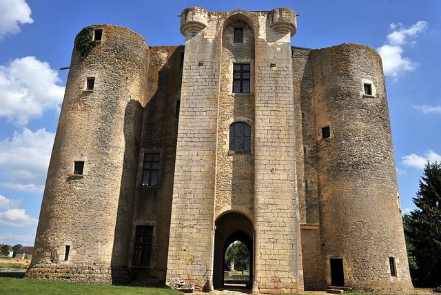 Le donjon du Château de Sagonne