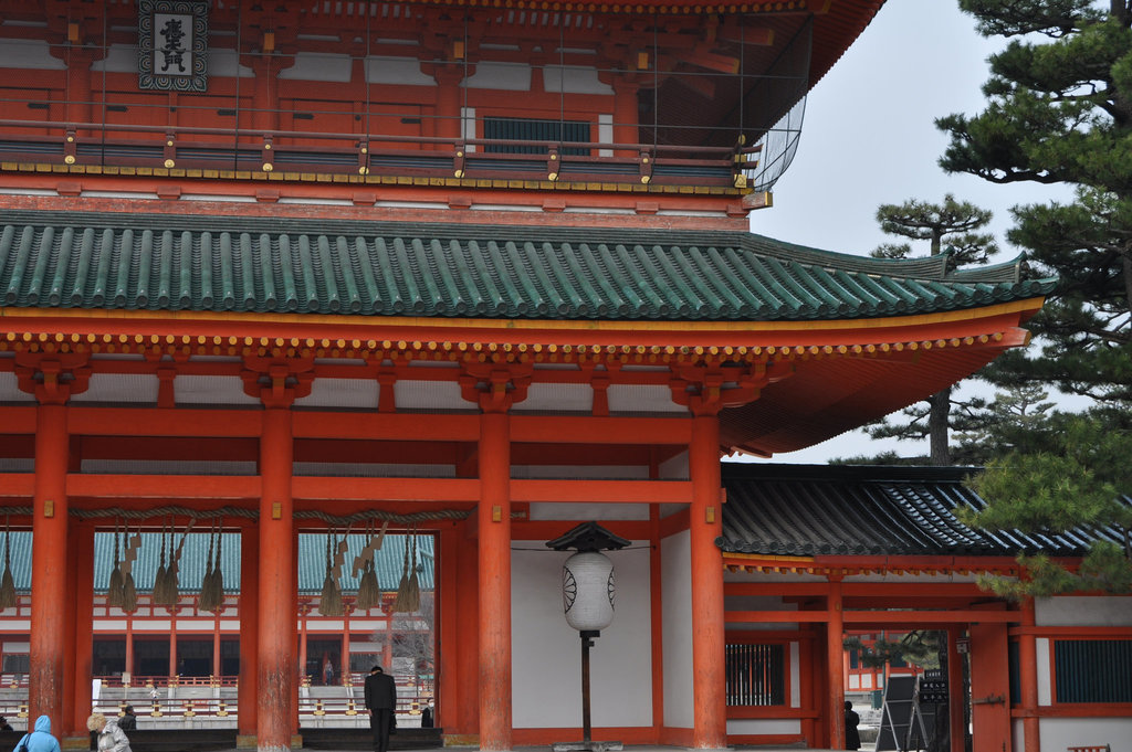 entrée du jardin, boiseries rouges, Heian-Jingu