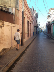 Dame cubaine en talons hauts / Cuban mature Lady in high heels - Photo originale.