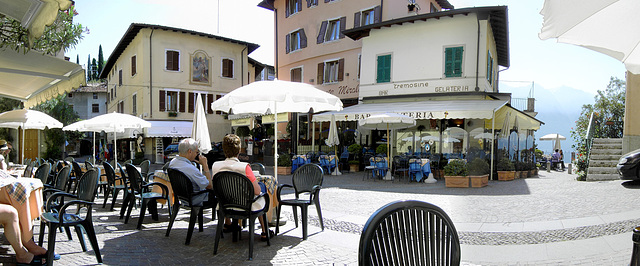 Pieve di Tremosine. Piazza Cozzaglio. ©UdoSm