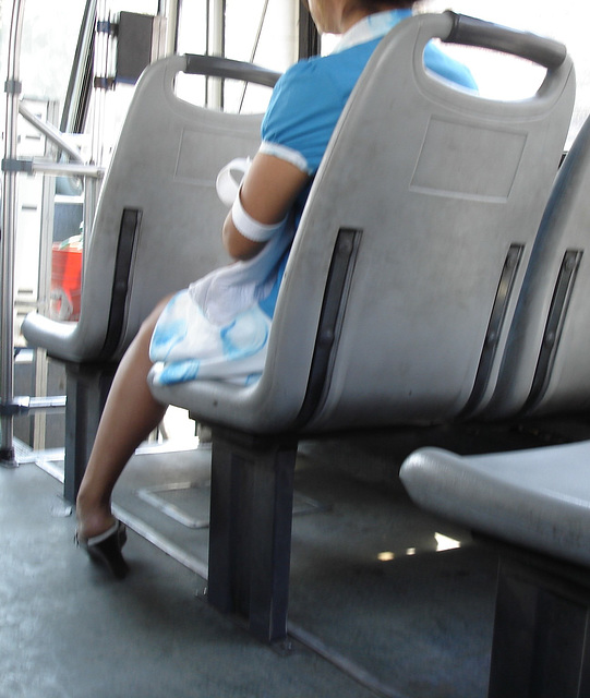 Bus mexican Lady in high heels / Dame en talons hauts dans un bus mexicain - Recadrage