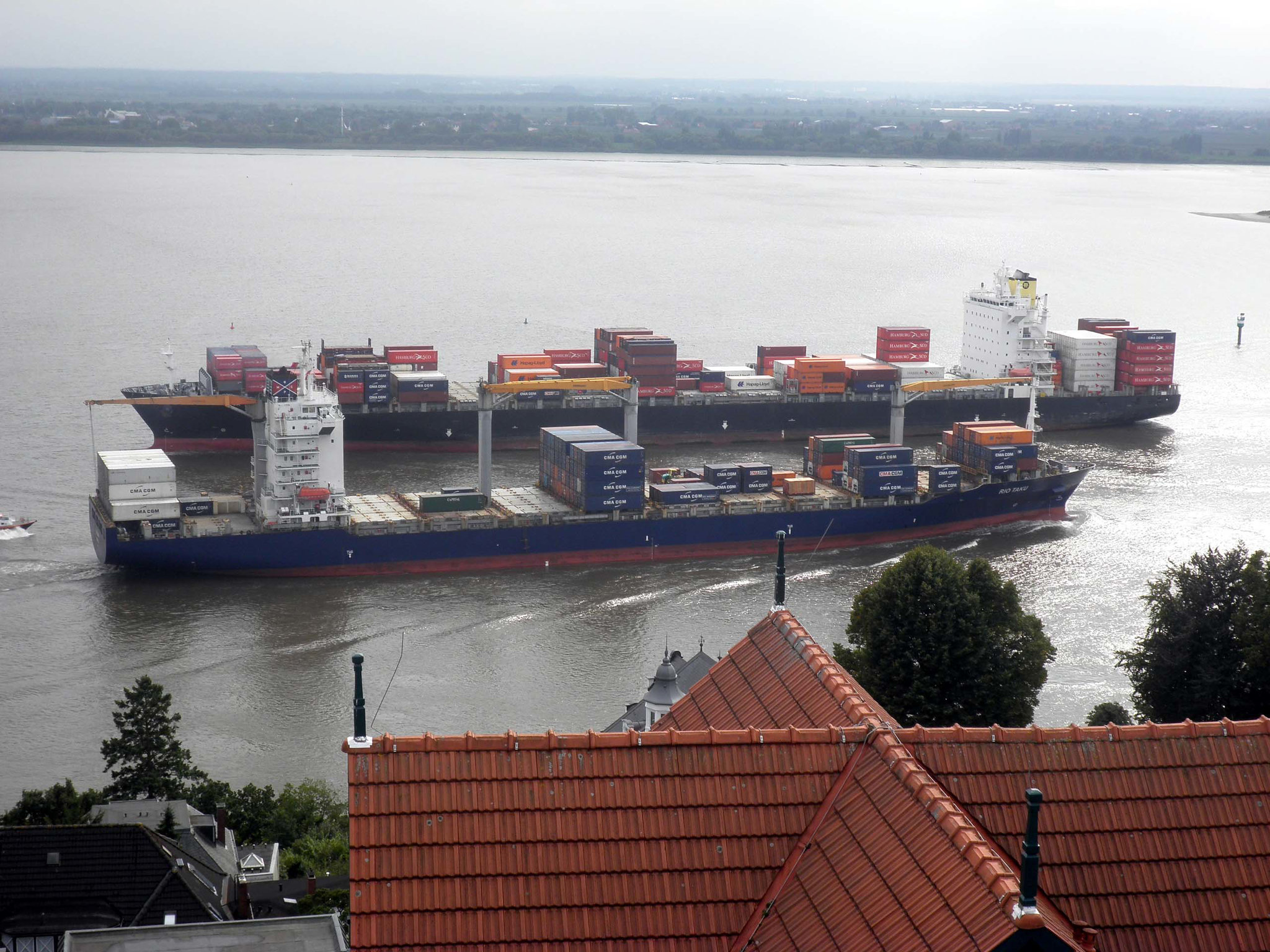 Santa Rebecca u. Rio Taku begegnen sich vor Blankenese