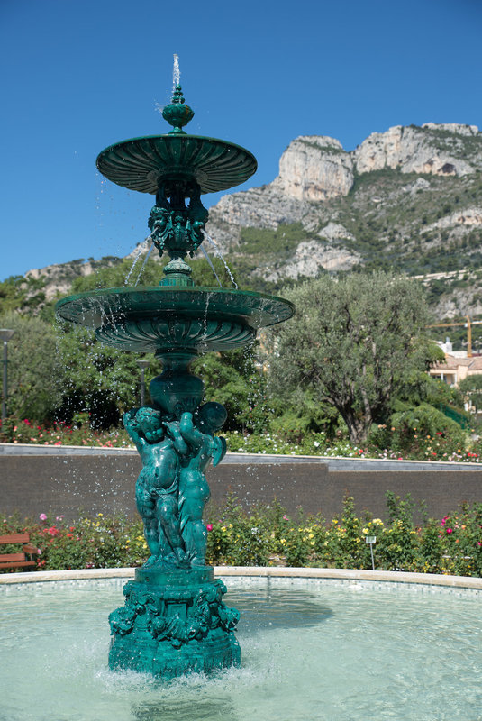 MONACO: La fontaine de la roseraie de la Princesse Grace.