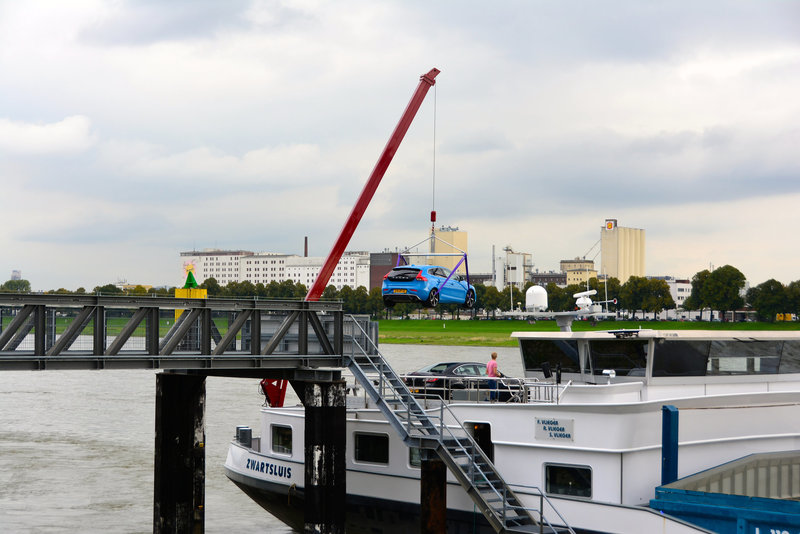 Cologne 2014 – Lifting a car from a ship