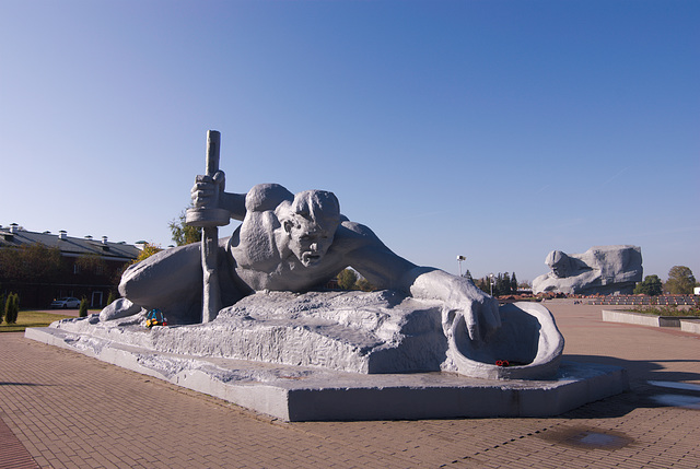 Skulptur »Durst« und das Mahnmal »Mut«