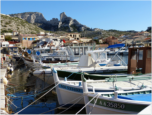 ...le petit port des Goudes ,au Sud de Marseille,pour vous souhaiter un agréable week-end...