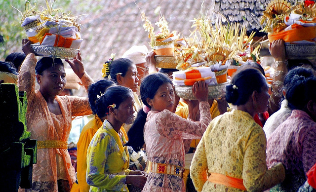 Bali.  Pura Besakih, Besucher mit Opfergaben.  ©UdoSm