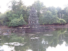 Neak Pean : ilôt central du grand bassin.