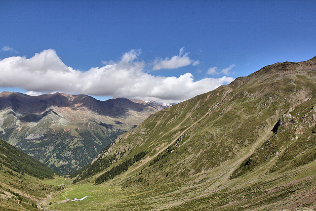 Blick hinab auf die Upialm und ins Tal