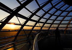 unter der Reichstagskuppel  (© Buelipix)