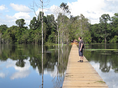 La passerelle reliant le Neak Pean à la terre.