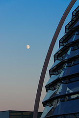 Mond und Reichstagskuppel (© Buelipix)