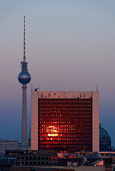Fernsehturm, Internationales Handelszentrum und ein bisschen Berliner Dom ...  (© Buelipix)