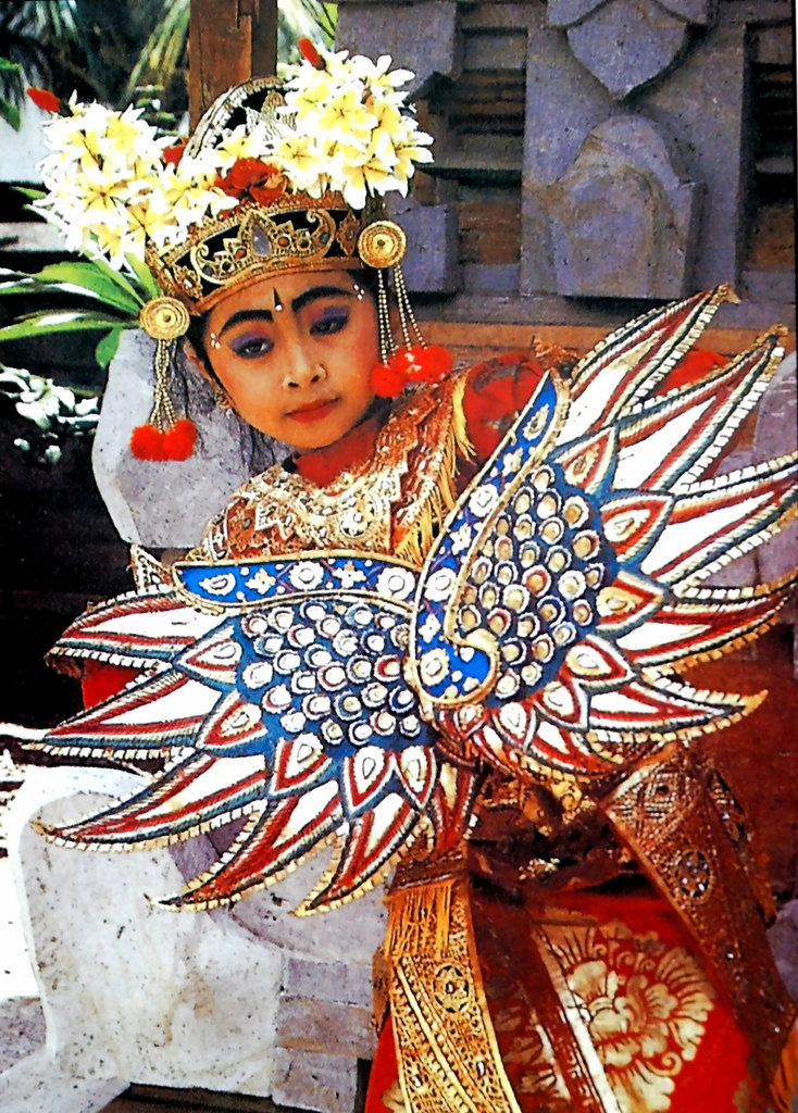 Bali  Batu Bulan, Bilder im Theater bei einem traditionellen Tanz. ©UdoSm