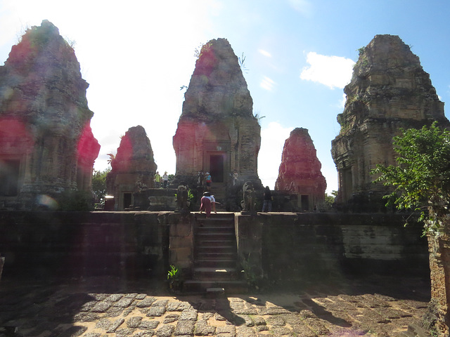 Mebon oriental : la tour centrale depuis la 2e terrasse.