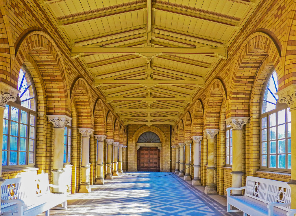 Jüdischer Friedhof Berlin Weißensee. Gang zur Trauerhalle. 201303