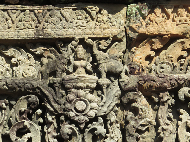 Deux éléphants ondoient la déesse Lakshmi.