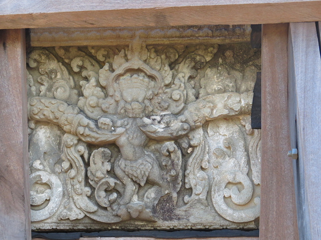 Mebon oriental : un homme-lion crachant de la verdure.