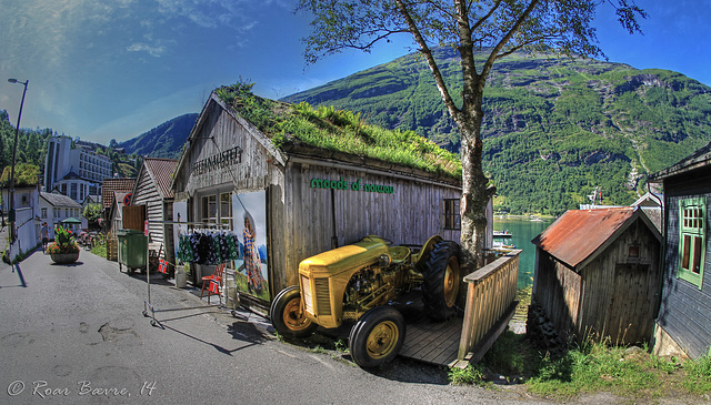 Geiranger shopping street.