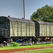 gedeckte Regelspur-Güterwagen auf Schmalspur-Rollwagen im Bahnhof Mügeln