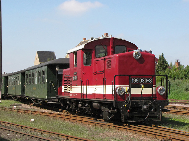 199 030-8 mit einem Personenzug im Bahnhof Mügeln