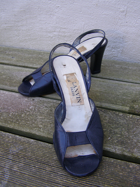 Dame Simone / Ses sandales Lanvin retrouvées - Her beloved Lanvin sandals are back.